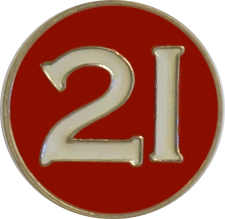 Épinglette rouge arborant le numéro vingt-et-un en blanc.