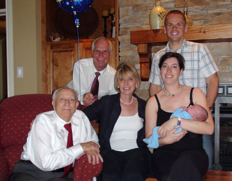 Des adultes et un petit enfant posent pour une photo.