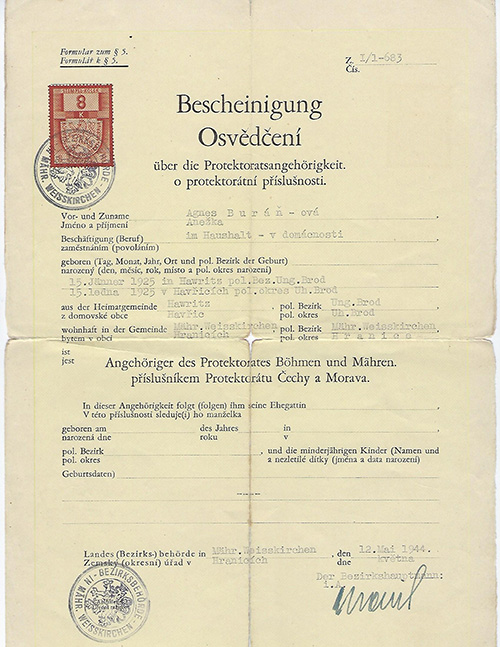 Vieux document ridé avec langue étrangère.