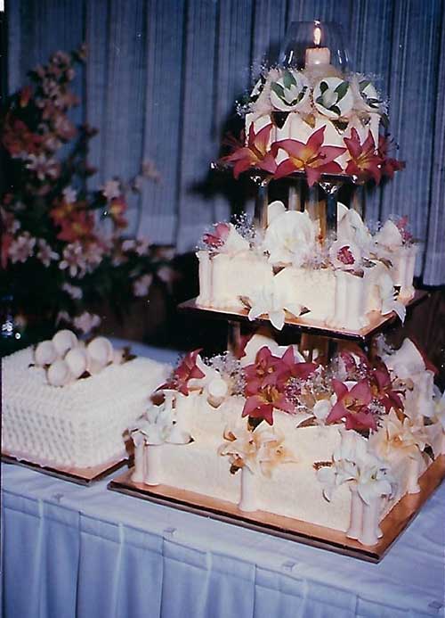 Un magnifique gâteau de mariage à trois étages.