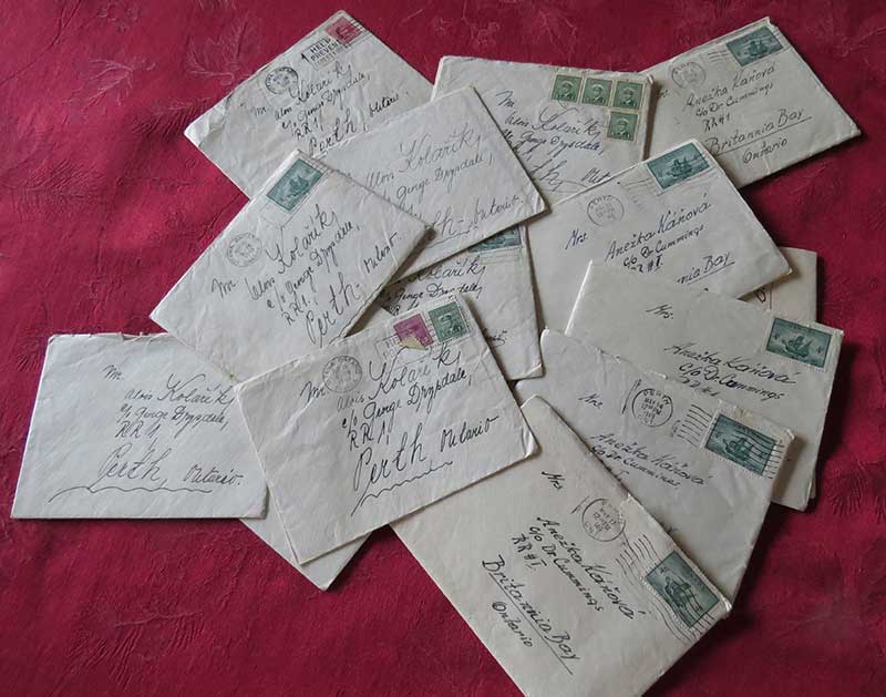 Beaucoup de lettres dans enveloppes blanches dispersées sur table.