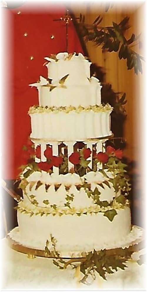 Beau gâteau de mariage multi-disposé-en-étages.