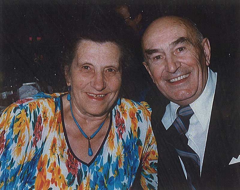 Bel homme et belles femmes assis pour la photo, souriant.