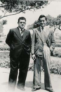Deux hommes en costume se tiennent dans le jardin.