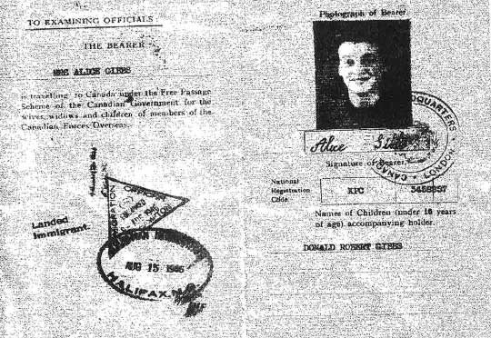 Photo de passeport montrant les timbres d’arrivée au Canada.