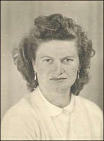 Portrait en buste d’une jeune femme.