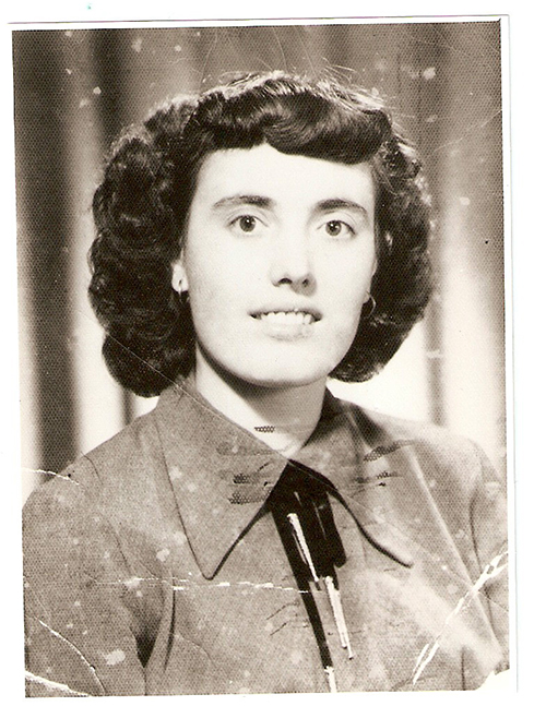 Vieille photo en noir et blanc d’une belle jeune femme.