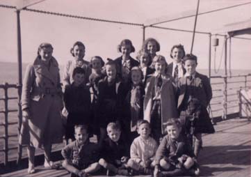 Plusieurs jeunes garçons et filles sur le pont du Bayano.