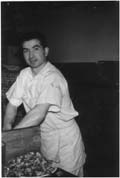 Le jeune António en tenue de cuisinier blanche.