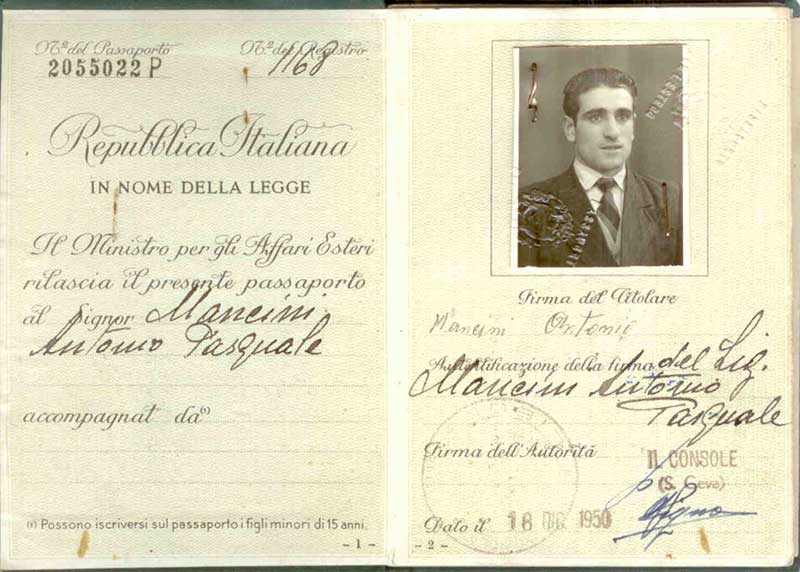 Passeport italien décoloré, ouvert à la page photo.