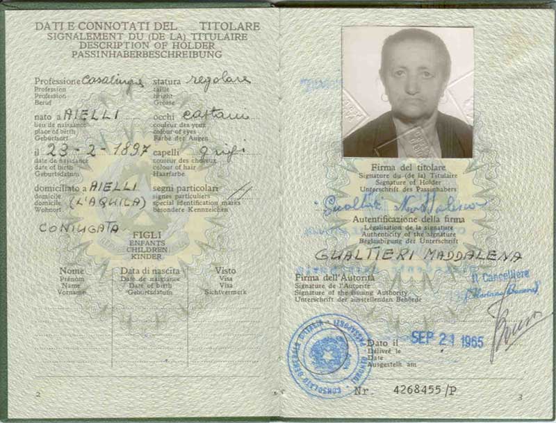 Passeport italien décoloré, ouvert à la page photo.