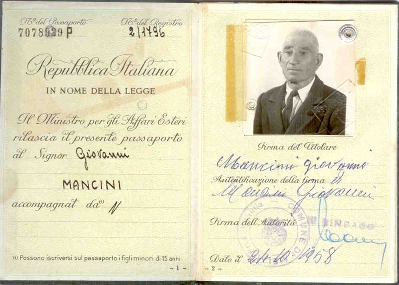Passeport italien décoloré, ouvert à la page photo.