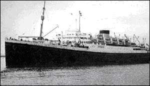 Photographie en noir et blanc d’un bateau.