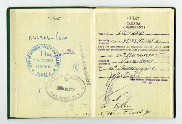 Septième et huitième page du passeport avec les détails de l’immigration canadienne et les timbres.