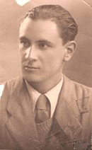 Portrait en ton sépia d’un jeune homme en costume et cravate.
