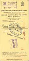 Lecture de document jaune Carte d’identité de l’immigration.