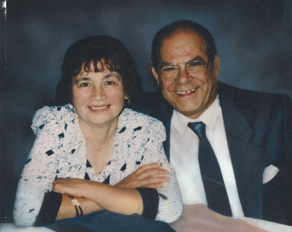Un jeune couple sourit pour leur portrait.