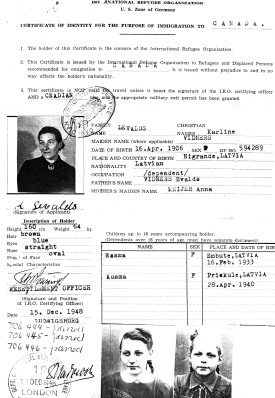 Documents de voyage montrant photographies d’Ausma, de sa sœur et de sa mère.
