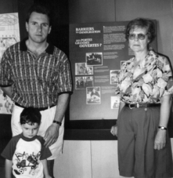 Ausma, plus âgée, et son fils et son petit-fils au Musée du Quai 21.