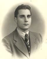 Portrait de Basilio, portant costume et cravate.