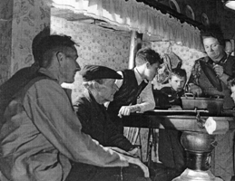 Photographie spontanée des Bekkers, assis à table.