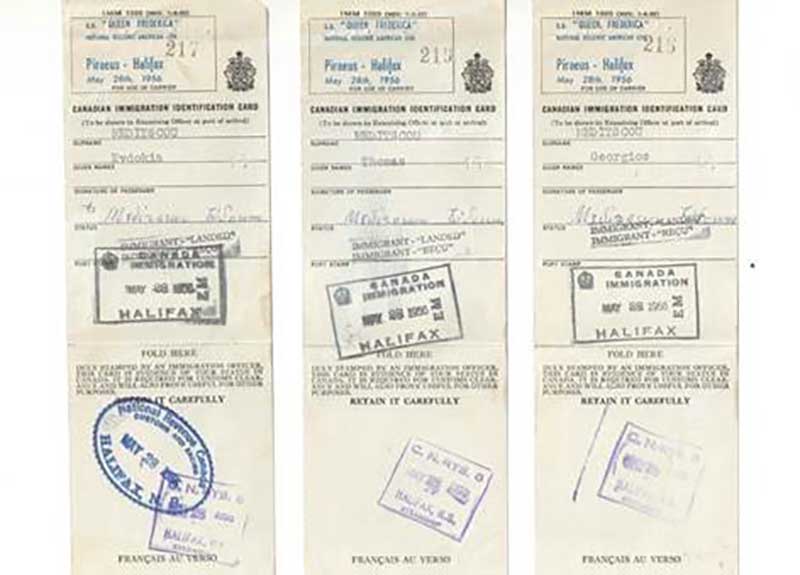 Trois cartes d’identité de l’immigration canadienne avec des timbres.