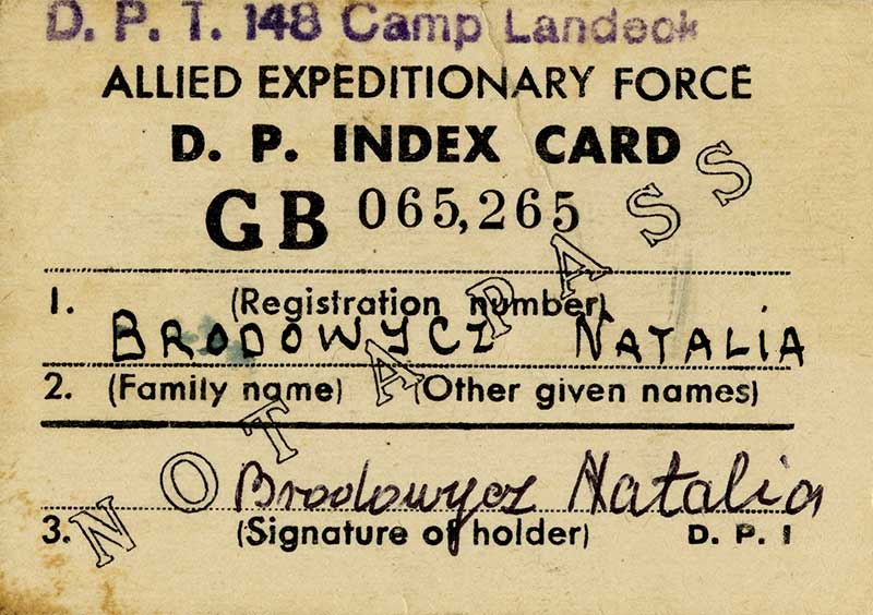 Ancienne carte jaune pour personne déplacée sur laquelle se trouve le nom de Natalia Brodowycz.