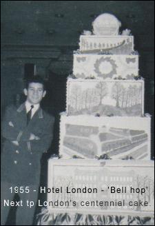 Le jeune Bruno en chasseur, se tenant à proximité d’un gâteau de fête aussi grand que lui.