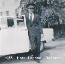 Bruno en uniforme et casquette de portier, se tenant à proximité de la porte ouverte d’une voiture.