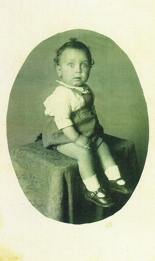 Mignon bébé s’installant sur une table pour la photo.