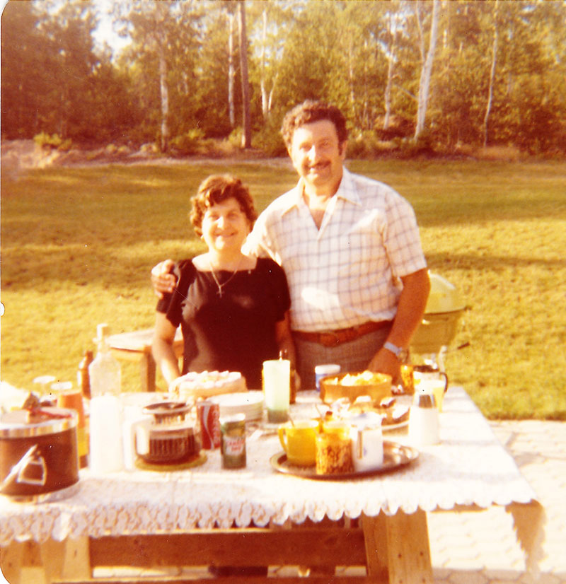 Un bel homme et une belle dame debout derrière la table d’alimentation.