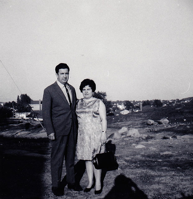 Bien habillé bel homme & belle femme debout pour la photo.