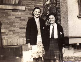 Catherine et Anne debout à l’extérieur de la maison au Canada.