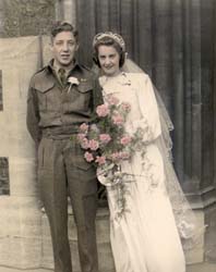 Frances et Chuck le jour de leur mariage, debout devant l’église.