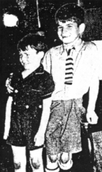 Colin et Hugh comme de très jeunes garçons, habillés en tailleurs courts.