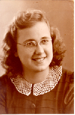 Portrait sépia de la jeune Cornélia, avec col à froufrous et lunettes.