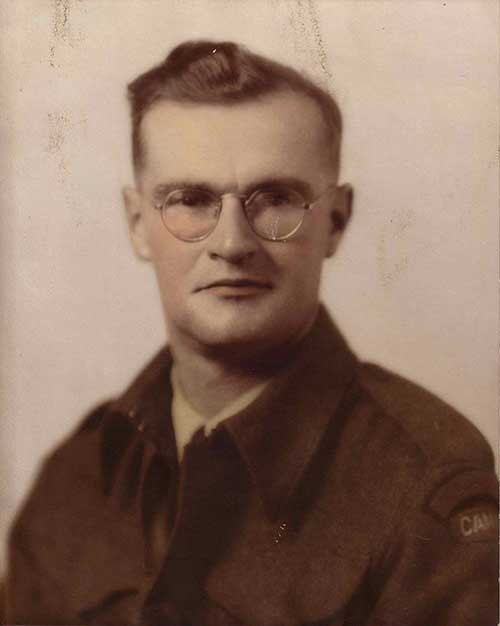 Photo du jeune homme à lunettes.