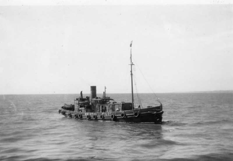 Un petit bateau navigue dans la mer.