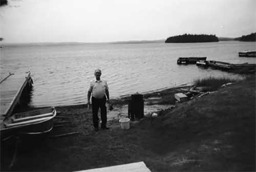 Un homme sur une place, près d’un petit quai.
