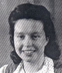 Photo de Daphné en tant que jeune femme, la photo est vieille et doublée.