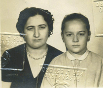 Photographie du passeport tamponné de Rosa et de Carmela, avec des marques de tampon.