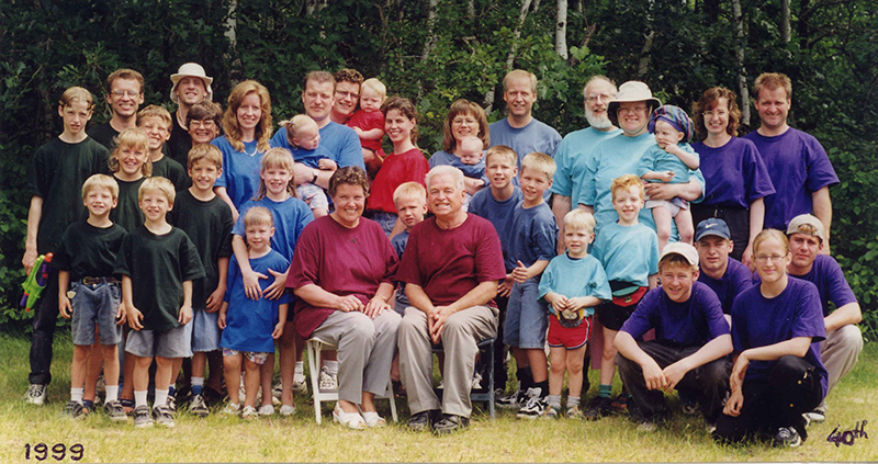 Photo de famille nombreuse pris à l'extérieur.