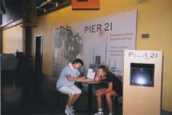 Irene et sa petite-fille assises à une table au Musée du Quai 21.