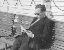 L'homme assis sur une chaise de pont de navire.