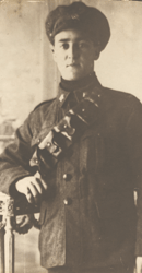 Portrait du jeune Hugh en uniforme de service.