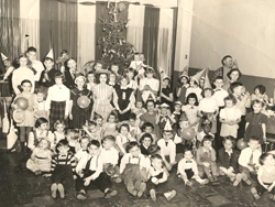 Grand groupe d’enfants, certains assis, d’autres debout.