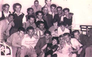 Eddy avec un grand groupe d’amis et de la famille à bord du navire.