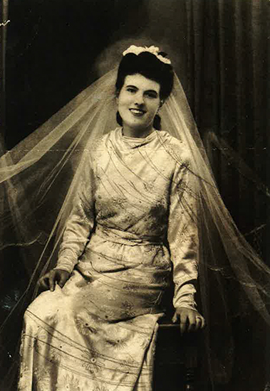 Voici ma mère Edith Wallace (née Metcalfe), et moi (Susan Margaret) en mai 1946. J’avais 3 mois. Ma mère porte la médaille d’artillerie que mon père lui a donnée après leur mariage. La médaille était appelée “broche bien-aimée”. Le chandail tricoté de ma mère (en jaune) et ma robe de baptême (en laine blanche, même motif que son chandail).