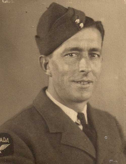 Un jeune homme en uniforme militaire.