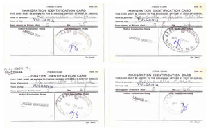 Quatre exemplaires tamponnés de cartes blanches indiquant Immigration Identification Card (Carte d’identité de l’immigration).